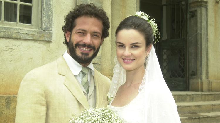 Tobias (Malvino Salvador) e Mariquinha (Carolina Kasting) se casam em 'Cabocla'