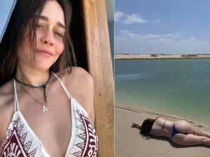 Alessandra Negrini posta fotos de biquíni e encanta web: 'Sereia'