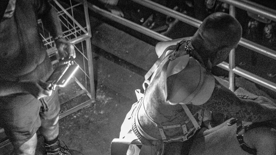 Chicotadas, homens de coleira e show de fisting: uma noite fetichista em SP Chicotadas, homens de coleira e show de fisting: uma noite fetichista em SP