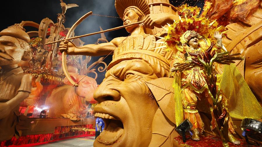 10.fev.2024 - Desfile da Acadêmicos do Tatuapé na primeira noite de carnaval no sambódromo do Anhembi.10.fev.2024 - Desfile da Acadêmicos do Tatuapé na primeira noite de carnaval no sambódromo do Anhembi.