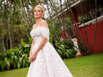 Ana Hickmann usa vestido de 100 mil pérolas em noivado com Edu Guedes