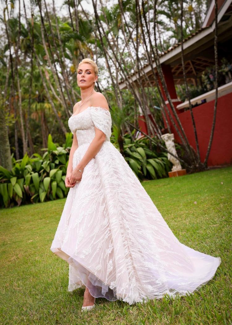 Ana Hickmann mostra vestido para festa de noivado com Edu Guedes