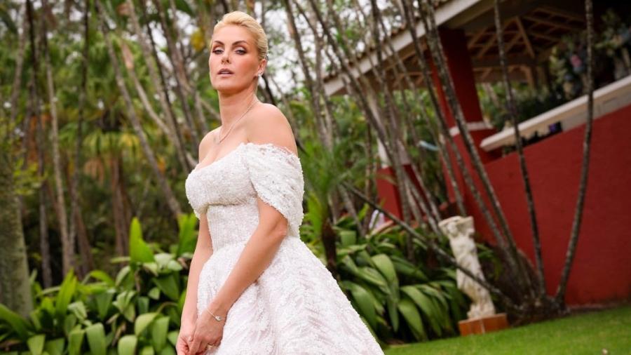 Ana Hickmann mostra vestido para festa de noivado com Edu Guedes