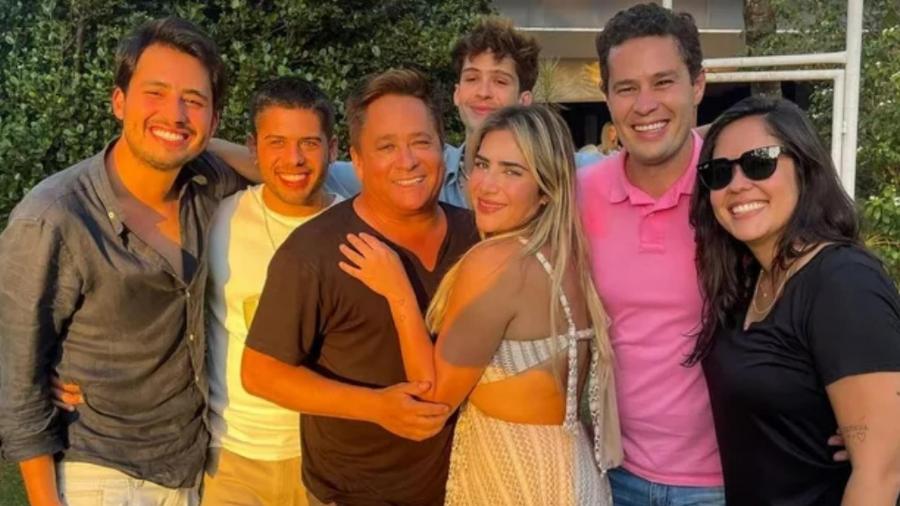 Leonardo posa entre os seis filhos - Reprodução/Instagram