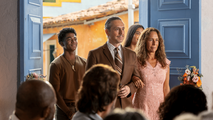 Zefa Leonel (Andrea Beltrão), Seu Tico Leonel (Alexandre Nero), Nastácio (Guthierry Sotero) e Benvinda (Dandara Queiroz) chegam a igreja