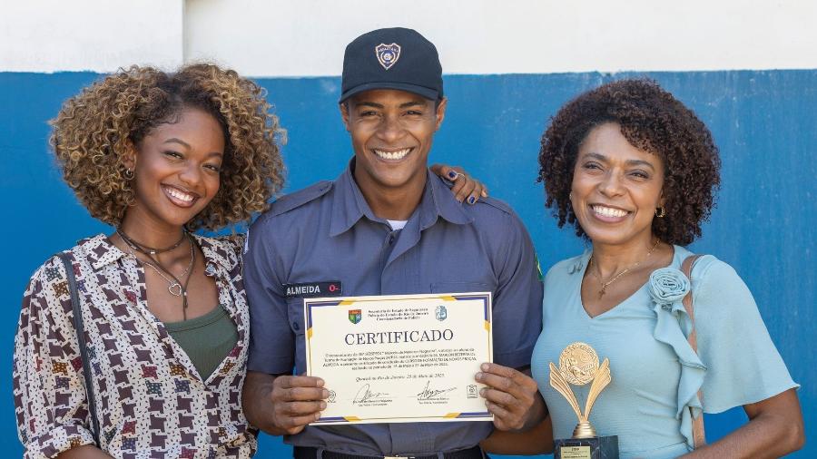 Marlon (Humberto Morais) com a irmã, a irmã Dara (Cecília Chancez), e a mãe, Jussara (Vilma Melo) em 'Dona de Mim' Marlon (Humberto Morais) com a irmã, a irmã Dara (Cecília Chancez), e a mãe, Jussara (Vilma Melo) em 'Dona de Mim'