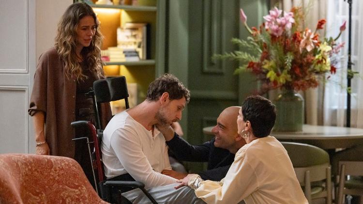 Afonso (Humberto Carrão) e Celina (Malu Galli) estarrecidos ao ver Heleninha (Paolla Oliveira) entrar com Leonardo (Guilherme Magon) em 'Vale Tudo' Afonso (Humberto Carrão) e Celina (Malu Galli) estarrecidos ao ver Heleninha (Paolla Oliveira) entrar com Leonardo (Guilherme Magon) em 'Vale Tudo'