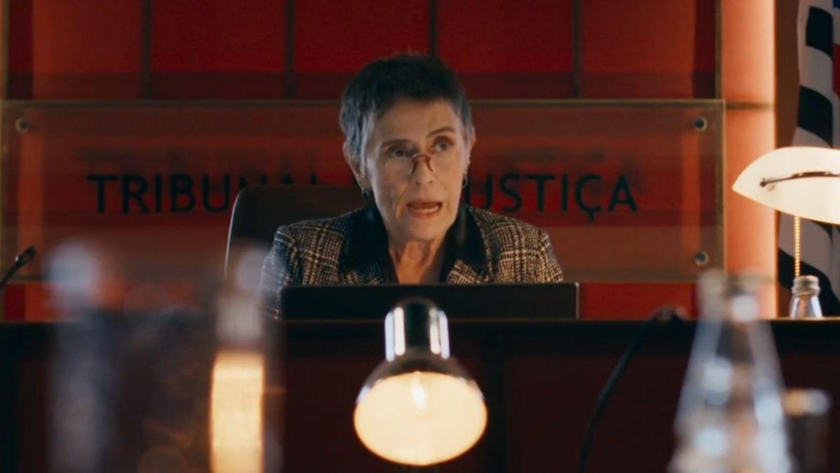 Nina de Pádua como juíza em Quem Ama Cuida - undefined