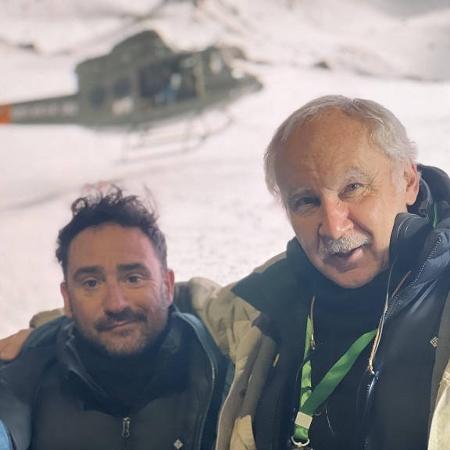 O cineasta espanhol J.A. Bayona com o escritor Pablo Vierci, autor de  'A Sociedade da Neve', no qual o filme homônimo é inspirado