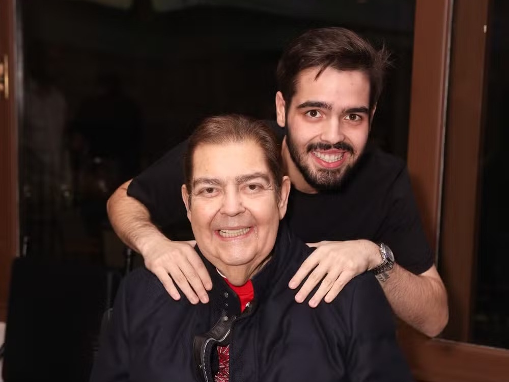 João Silva, filho de Faustão, desembarca em Campina Grande para cobrir o São João