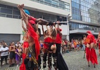 Batidão, sensualidade e perna de pau: foliões abrem Carnaval no Rio - Luiza Souto-5.jan.2024/UOL