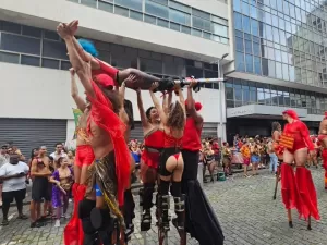 Batidão, sensualidade e perna de pau: foliões abrem Carnaval no Rio