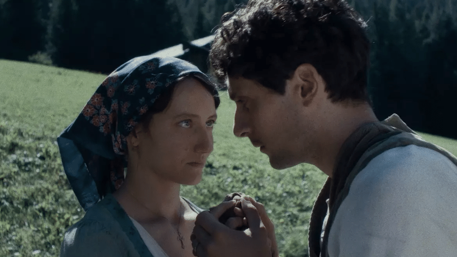 Em "Vermiglio", Lucia (Martina Scrinzi) se envolve com o desertor Pietro (Giuseppe De Domenico) no final da Segunda Guerra Em "Vermiglio", Lucia (Martina Scrinzi) se envolve com o desertor Pietro (Giuseppe De Domenico) no final da Segunda Guerra
