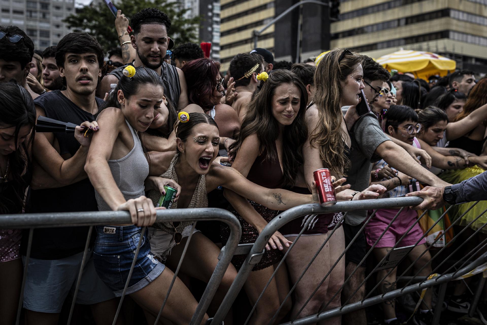 Excesso de público derruba grade no bloco da Skol com o DJ Calvin Harris - undefined