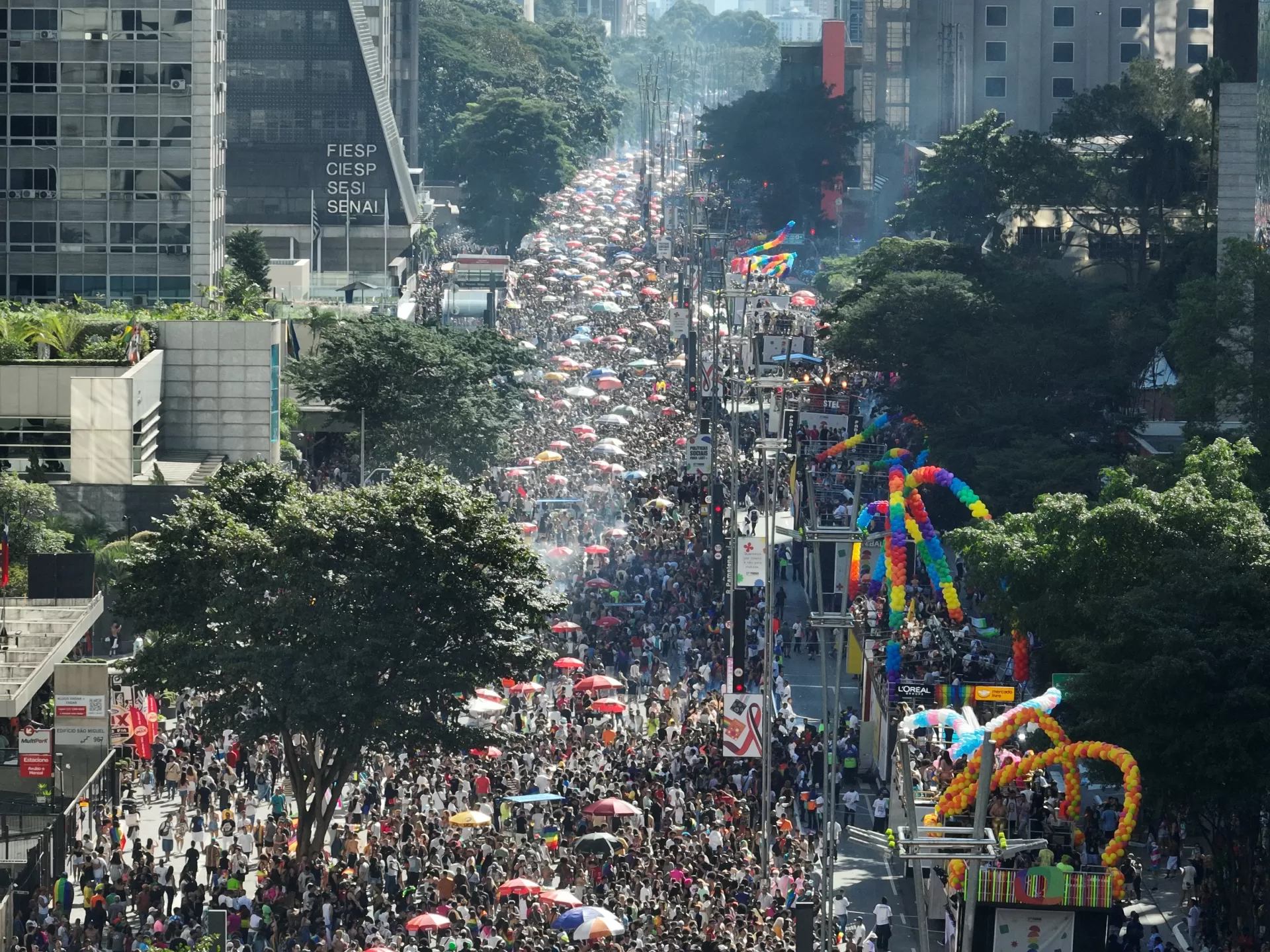 Público se reúne na 27ª Parada do Orgulho LGBTQIA+ de São Paulo 2023 - Entre Nuvens/Daniel Frias