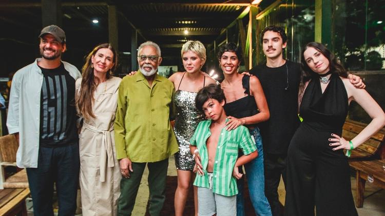 Flor Gil posa com a família nos bastidores de show