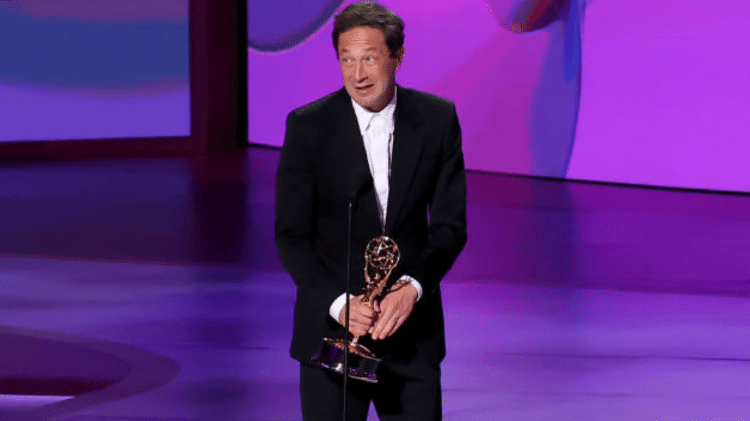 Ebon Moss-Bachrach ganhou o Emmy de Melhor Ator Coadjuvante em Série de Comédia