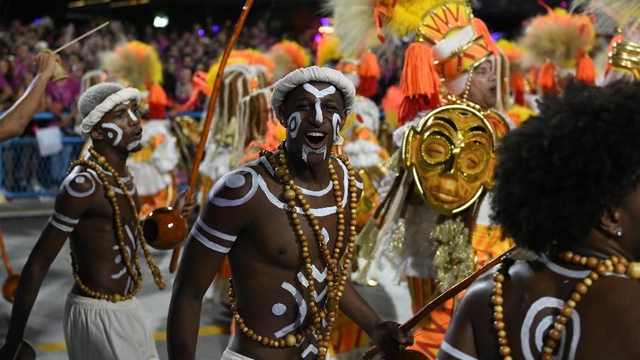 Integrantes da Mangueira no desfile da escola em 2025 Integrantes da Mangueira no desfile da escola em 2025