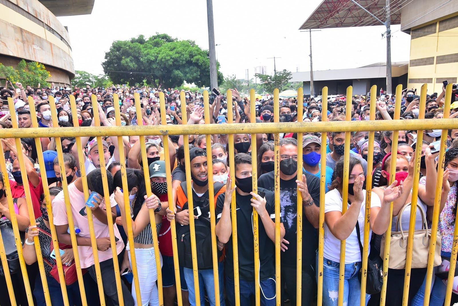 Do lado de fora da Arena Goiânia, público aguarda pelo cortejo com o corpo de Marília Mendonça - AgNews