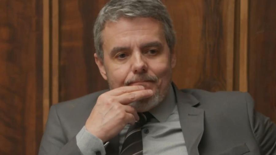 Roberto (Cássio Gabus Mendes) em 'Elas por Elas'