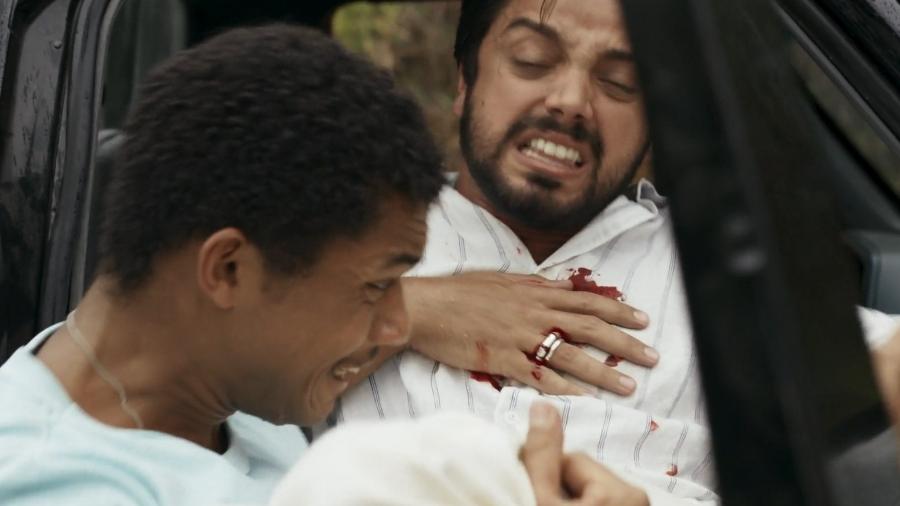 João Pedro (Juan Paiva) e Venâncio (Rodrigo Simas) durante cena de morte em 'Renascer'