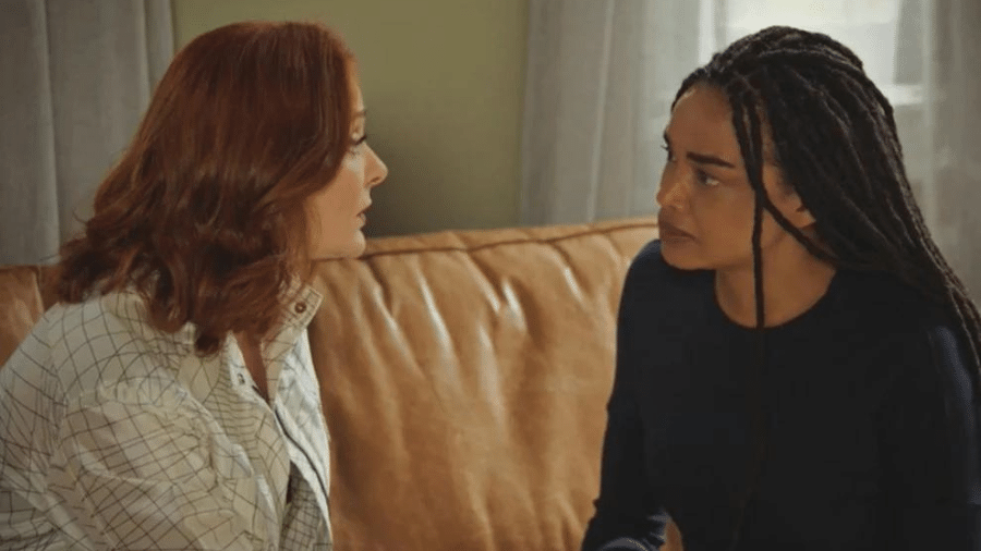 Brenda (Alexandra Richter) e Paulina (Lucy Ramos) em "Família É Tudo" - Reprodução/Globo