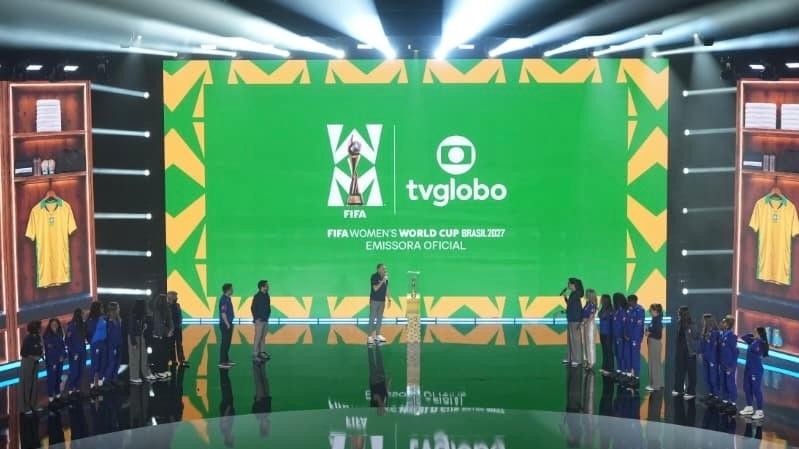 No Upfront 2027, a Globo levou ao palco a taça da Copa do Mundo Feminina, cedida pela FIFA, além de jogadoras e integrantes da comissão técnica da seleção brasileira ? uma demonstração de sua força institucional na disputa com o YouTube pela verba publicitária. - undefined