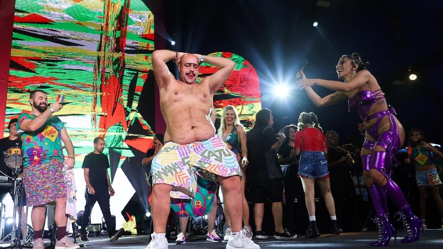 Tiago Abravanel dançou sem camisa no palco com Anitta - Manuela Scarpa e Iwi Onodera/Brazil News