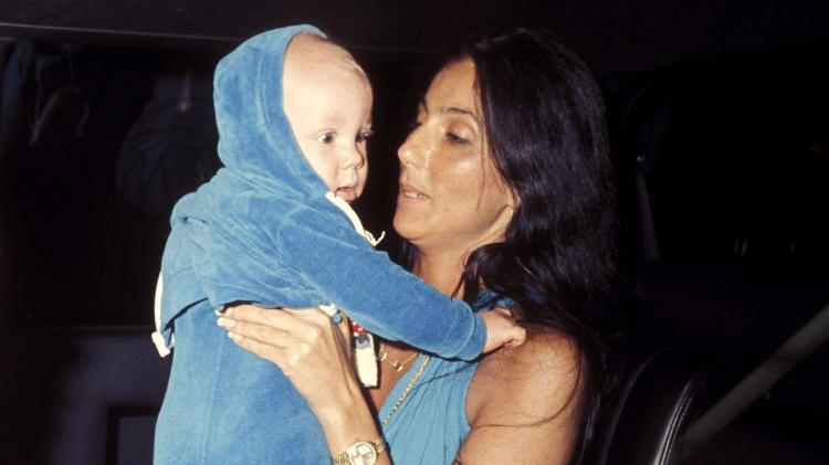 Cher e Elijah Blue Allman em março de 1977, em Los Angeles