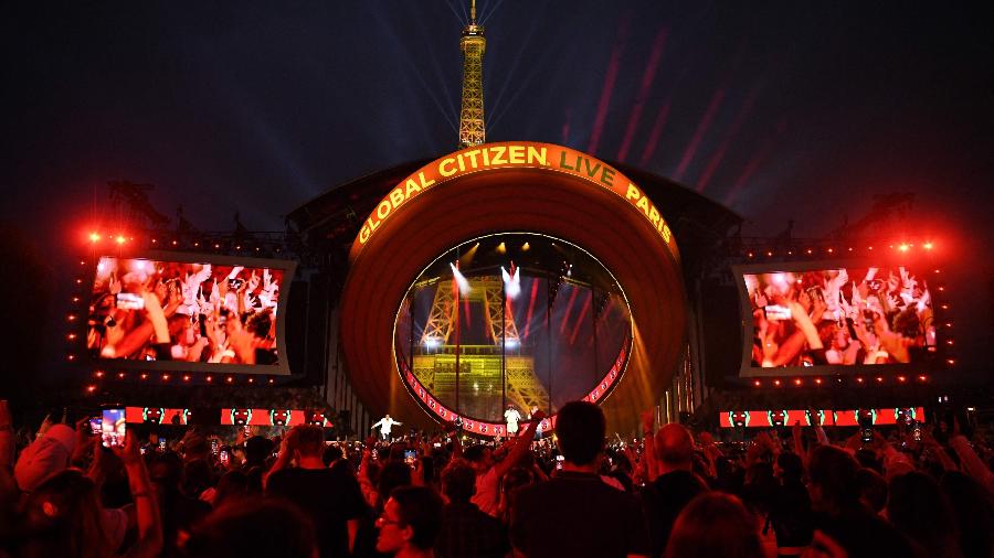 Multidão assiste ao Global Citizen Live no Campo de Marte, em Paris - Bertrand Guay/AFP