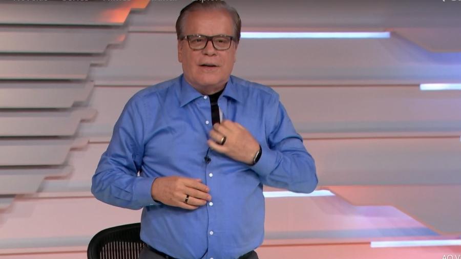 Chico Pinheiro tirou a camisa do trabalho para mostrar a do Atlético-MG ao vivo - Reprodução/TV Globo