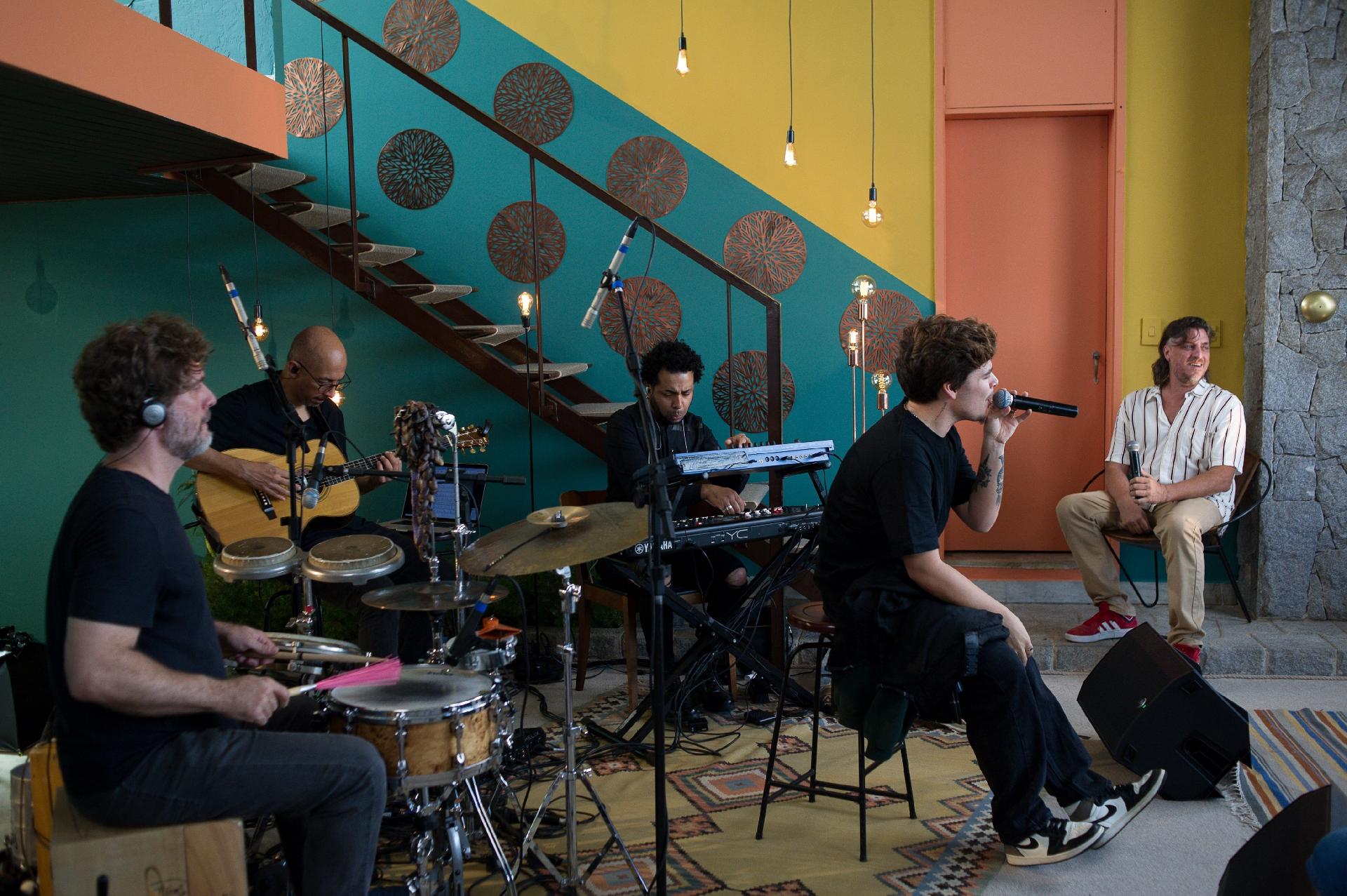 Os bastidores da participação de João Figueiredo no 'Sai da Caixa', com Luiza Possi - Reinaldo Canato/UOL