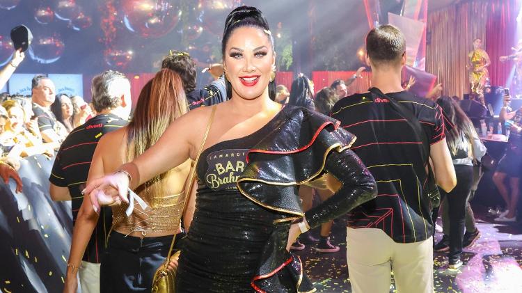 Helen Ganzarolli prestigia a primeira noite de desfiles das escolas de samba de São Paulo