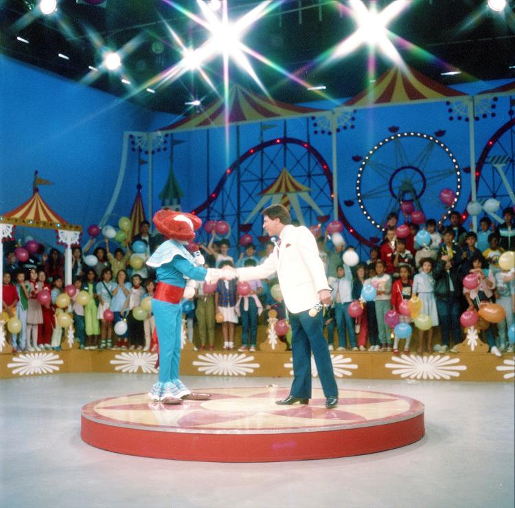 O apresentador Silvio Santos ao lado do palhaço Bozo no programa "Domingo no Parque", em 1985. A atração infantil dos anos 80 era dirigida por Silvio no domingo pela manhã, no SBT