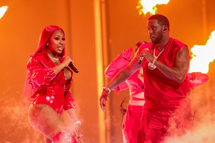 Yung Miami e Diddy no palco do 2023 MTV Video Music Awards