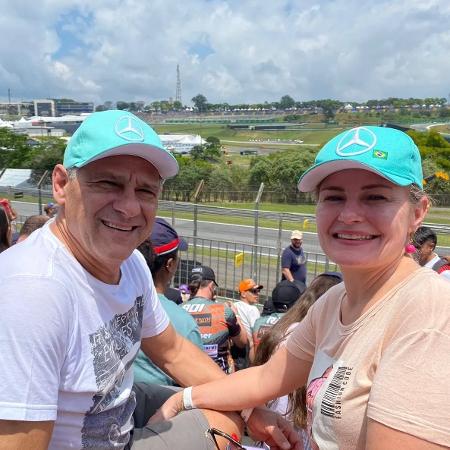 Ana Zimmerman com o marido Gil Rocha, no GP do Brasil em novembro de 2022, o último juntos em Interlagos antes dele falecer em julho de 2023