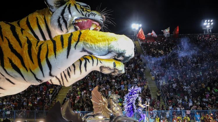 O abre-alas da Porto da Pedra, com um tigre que se movimenta e ruge, no primeiro dia de desfiles na Sapucaí