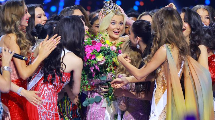 Victoria Kjaer Theilvig recebe carinho das colegas após ser coroada Miss Universo 2024