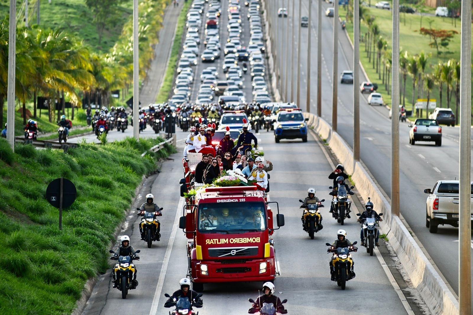 Corpo de Marília Mendonça foi levado pelo caminhão do Corpo de Bombeiros - Cristiano Borges e Júnior Guimarães/ AgNews