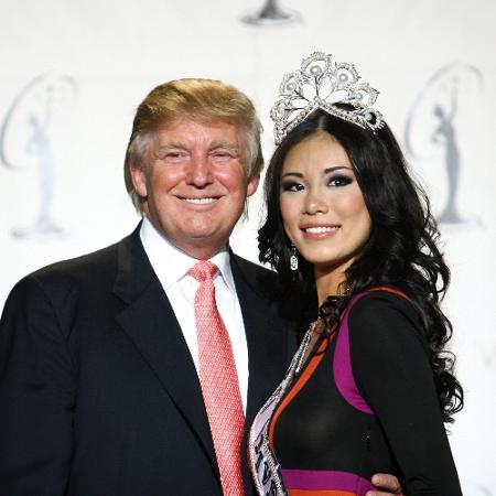 Miss Universo 2007, Riyo Mori, com Donald Trump após ser coroada; Trump era dono do Miss Universo na época