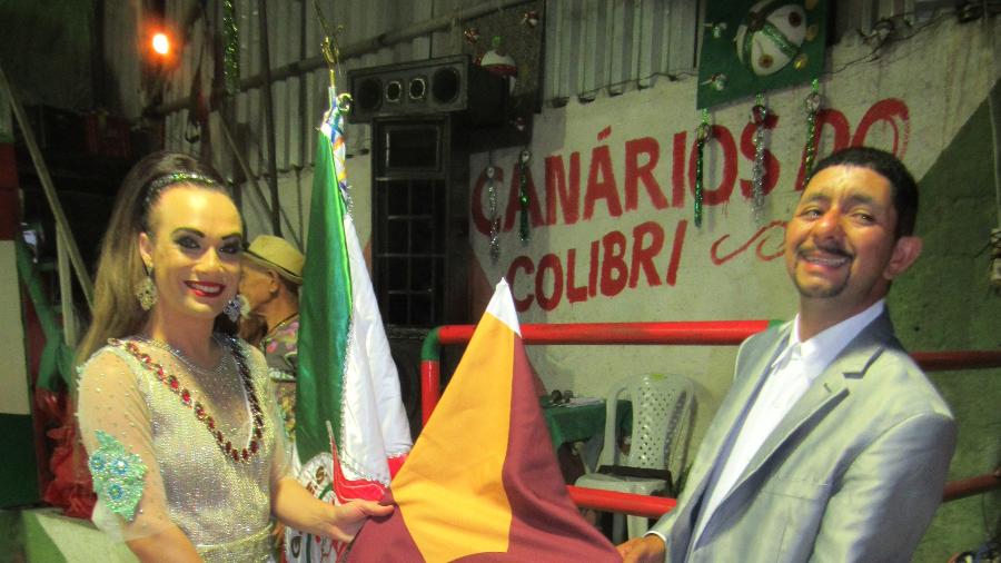 Bianca Castro e Renato Madureira com a bandeira da escola - Divulgação