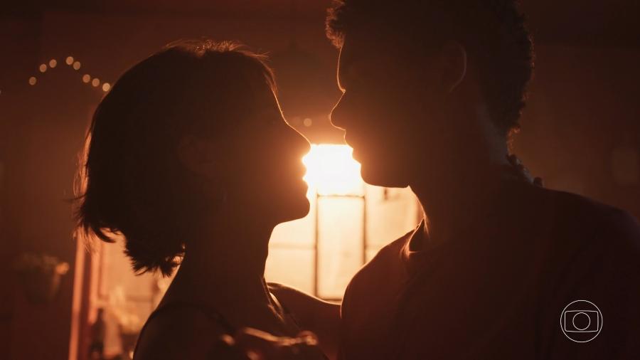 Lara (Andreia Horta) e Ravi (Juan Paiva) se beijam em "Um Lugar ao Sol" - Reprodução/TV Globo