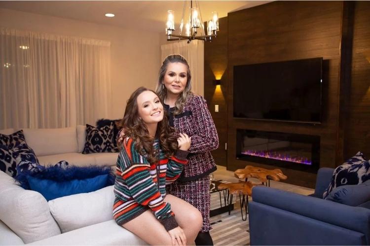 Larissa Manoela com Juliana Fernandes na mansão em Orlando Larissa Manoela com Juliana Fernandes na mansão em Orlando