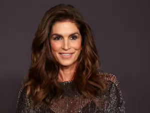 Cindy Crawford posa em momento íntimo e fãs reagem: 'Linda sem maquiagem