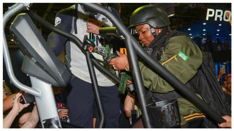 Jojo Todynho com fuzil de plástico em treinamento do BOPE