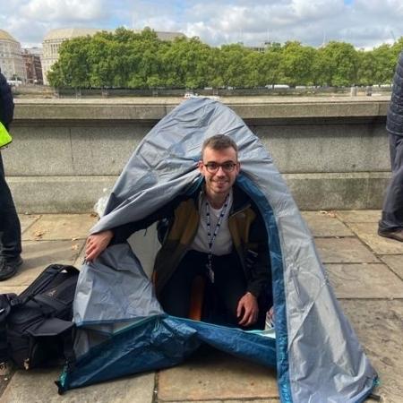 Kristian Johnson, da BBC, juntou-se às pessoas que acamparam para garantir que conseguiriam ver o caixão da rainha Elizabeth 2ª - BBC