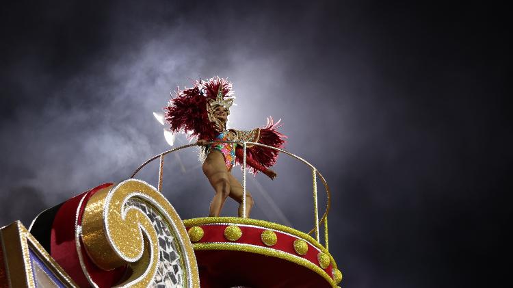 Destaque de carro alegórico em desfile da Mocidade 