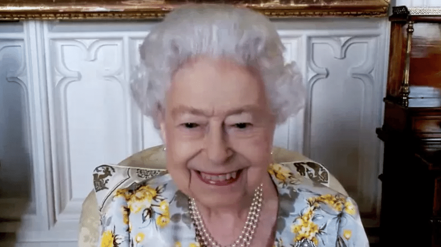A monarca fala sobre sua experiência com o vírus durante uma visita virtual ao hospital - Palácio de Buckingham