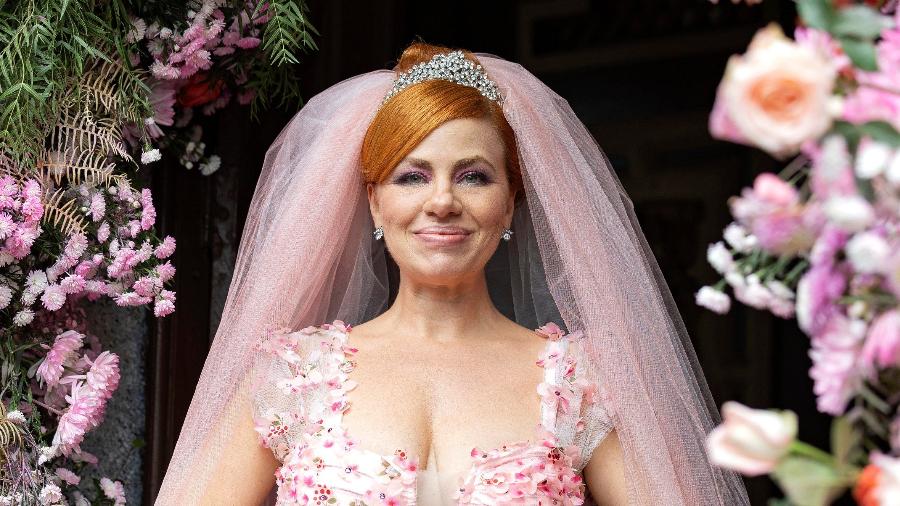 Aldeíde (Karine Teles) se casa em 'Vale Tudo'