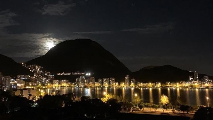 Imóvel está localizado em frente a Lagoa Rodrigo de Freitas